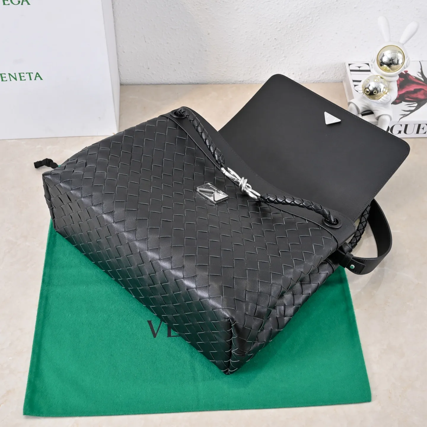 Batch 2460 #BV new men's Andiamo can be carried hand-held, on the shoulder or cross-body. It is a fashionable and versatile men's bag. The combination of lntrecciato woven iconic elements and smooth leather creates a unique cool style😎 The subtle luster and natural texture of the calfskin are high-end and fashionable. The flip-top design Knot shoulder straps and tough full leather shoulder straps are more private and can be used in more ways. No matter the size, it can accommodate a laptop, and it can be easily handled for daily commuting, business trips or travel. Model: 7715 Size: 37x26x13